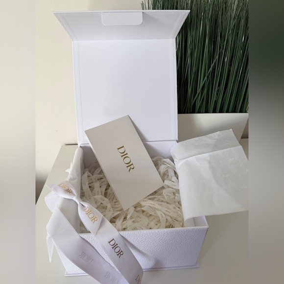 New Dior Luxurious White and Gold Box - Picture 5 of 8